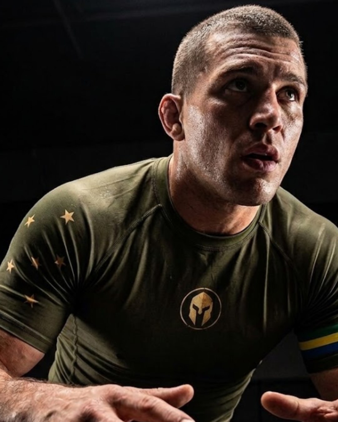 Rashguard AURUM Orgulho Brasileiro manga curta — vestida, estrelas do Cruzeiro do Sul e faixa da bandeira