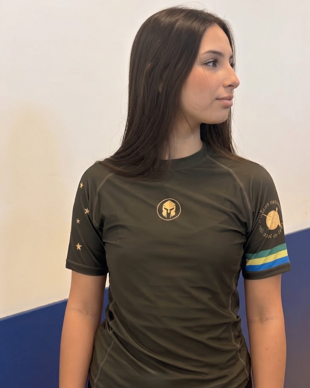 Rashguard AURUM Orgulho Brasileiro feminina manga curta — vestida