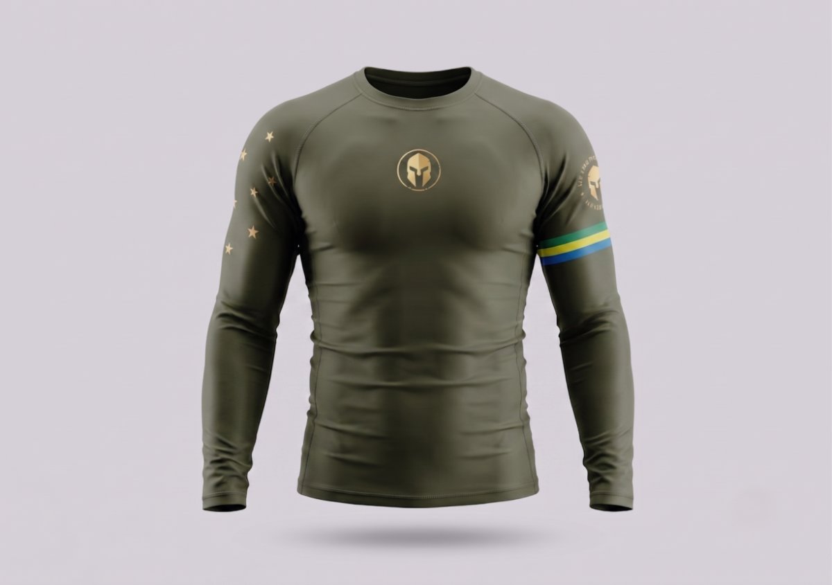 Rashguard AURUM Orgulho Brasileiro masculino manga longa — verde militar com estrelas e faixa da bandeira